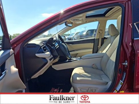 Certified 2019 Toyota Camry XLE FWD image 13