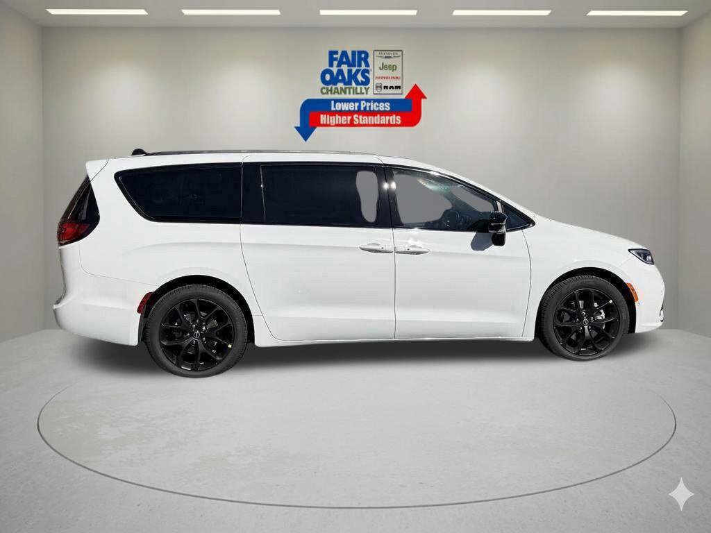 New 2026 Chrysler Pacifica Select w/ S Appearance Package FWD image 5