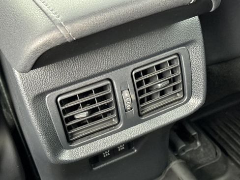 Used 2022 Toyota Venza XLE image 13