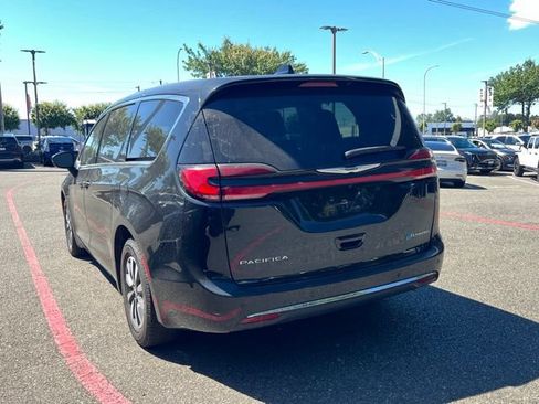 Used 2023 Chrysler Pacifica Touring-L FWD image 11