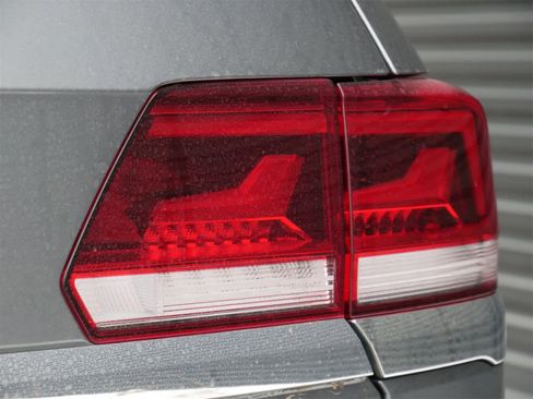 Used 2022 Volkswagen Atlas SEL Premium image 8