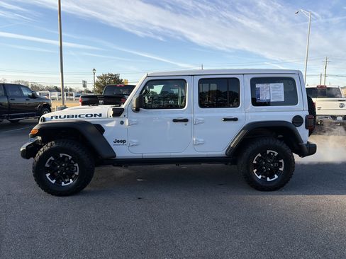 Used 2025 Jeep Wrangler Rubicon w/ Convenience Group image 9