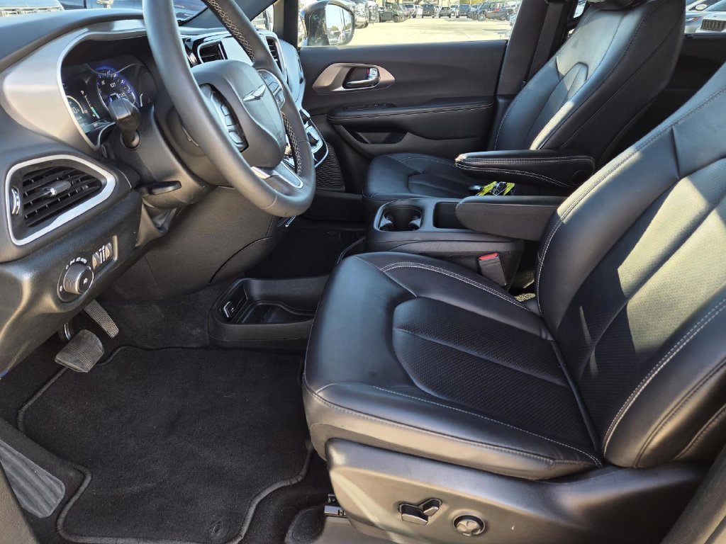 Used 2025 Chrysler Pacifica Select FWD image 13