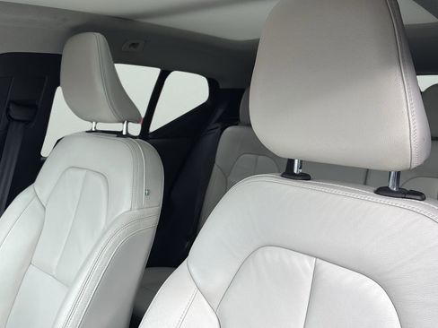Used 2022 Volvo XC40 T5 Momentum w/ Premium Package image 10