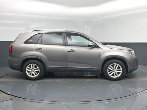 Used 2015 Kia Sorento LX image 32