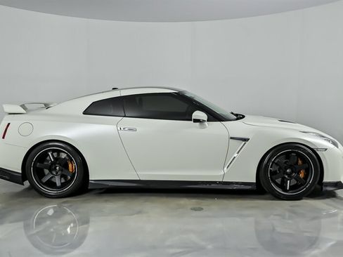 Used 2017 Nissan GT-R Premium AWD/4WD image 14