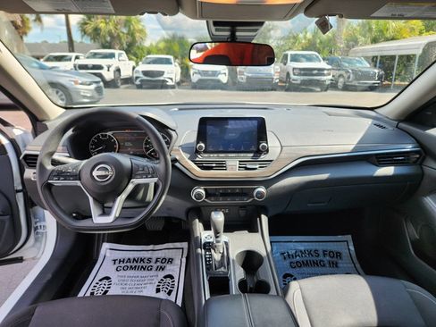 Used 2025 Nissan Altima 2.5 SV FWD image 10