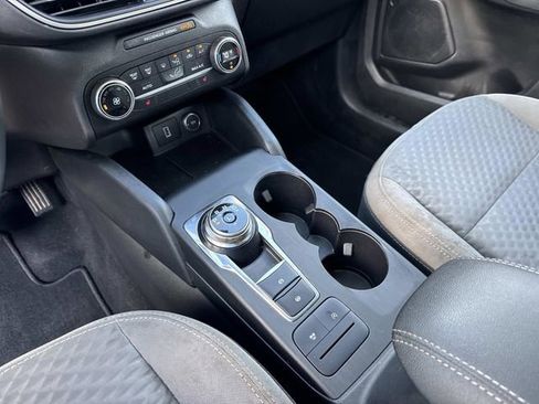 Used 2020 Ford Escape SE image 25