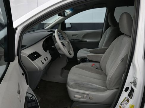 Used 2012 Toyota Sienna LE image 10