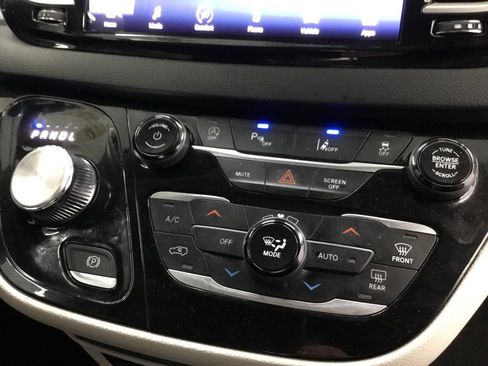 Used 2023 Chrysler Pacifica Touring-L image 24