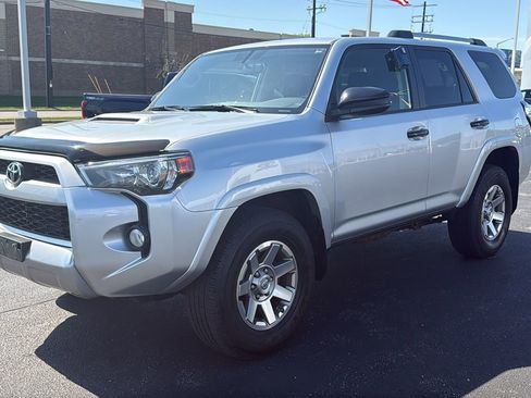 Used 2016 Toyota 4Runner SR5 AWD/4WD image 3
