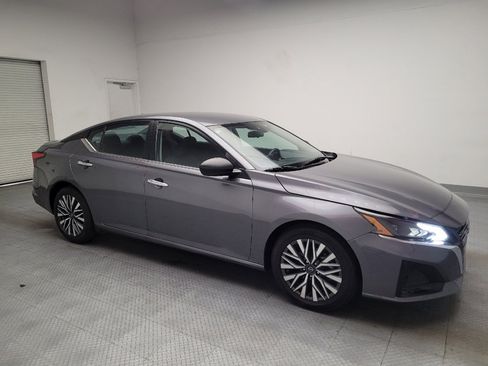 Used 2024 Nissan Altima 2.5 SV FWD image 11