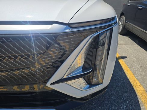 Used 2024 Cadillac Lyriq Luxury AWD/4WD image 7