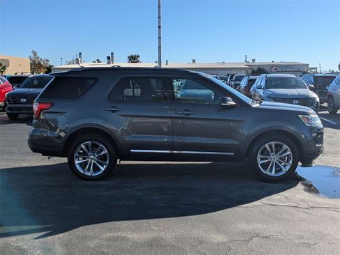 Used 2018 Ford Explorer XLT w/ Equipment Group 202A image 4