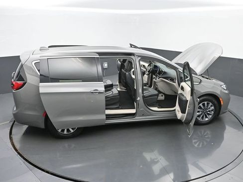 Used 2022 Chrysler Pacifica Touring-L FWD image 57