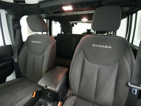 Used 2017 Jeep Wrangler Unlimited Sahara w/ Connectivity Group AWD/4WD image 15