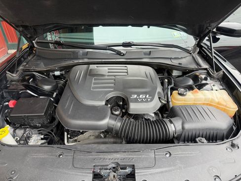 Used 2017 Dodge Charger SXT w/ Navigation & Travel Group image 19