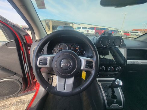 Used 2016 Jeep Compass Latitude image 13