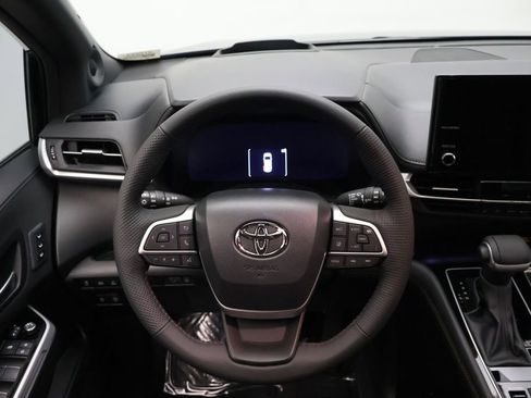 Certified 2025 Toyota Sienna Platinum image 22
