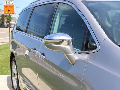 Used 2018 Chrysler Pacifica Limited FWD image 2