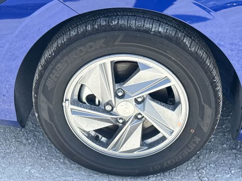 Used 2025 Hyundai Elantra SE FWD image 11