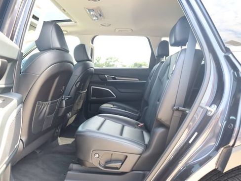 Used 2025 Kia Telluride S FWD image 23
