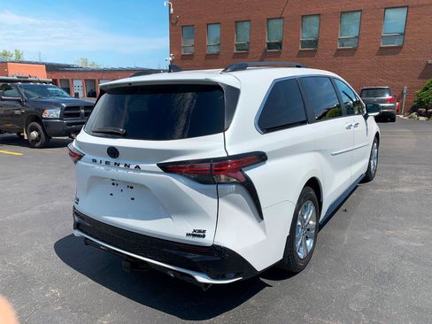 Used 2023 Toyota Sienna XSE AWD/4WD image 21