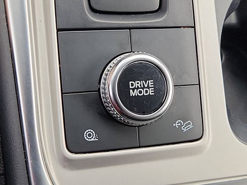 Used 2022 Ford Explorer XLT w/ Equipment Group 202A AWD/4WD image 25