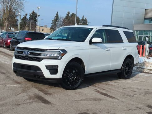 Used 2024 Ford Expedition XLT image 1