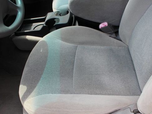 Used 2002 Ford Taurus SE image 2