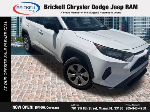 Used 2019 Toyota RAV4 LE FWD image 2