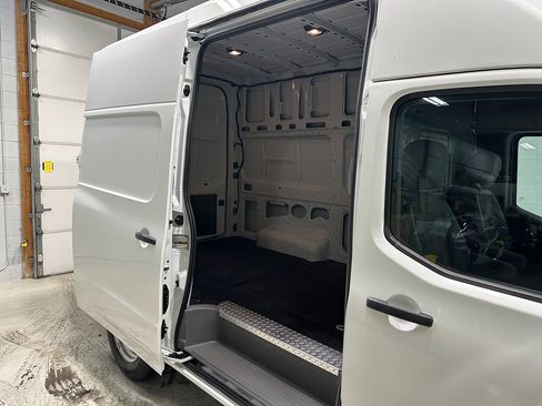 Used 2021 Nissan NV 2500 S image 10