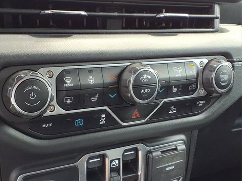 Used 2024 Jeep Wrangler Unlimited Sahara w/ Technology Group AWD/4WD image 7