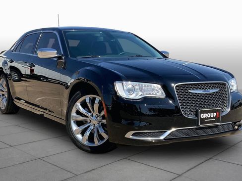 Used 2021 Chrysler 300 Touring w/ Chrome Appearance Package RWD image 3