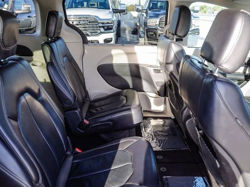 Used 2022 Chrysler Pacifica Touring-L FWD image 19