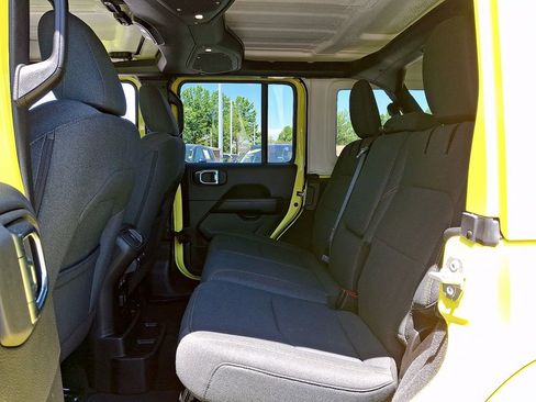 Used 2024 Jeep Wrangler Unlimited Sahara AWD/4WD image 10