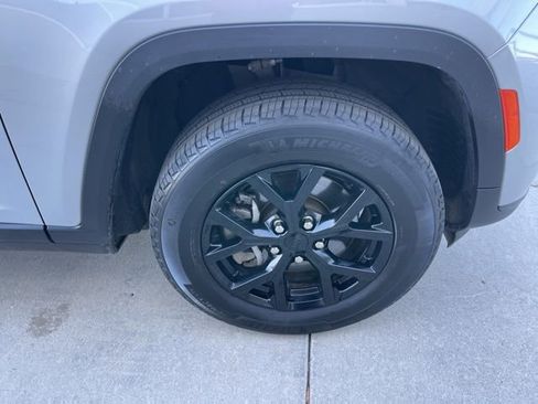 Used 2024 Jeep Grand Cherokee L Altitude image 24