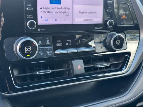 Used 2021 Toyota Highlander L AWD/4WD image 10