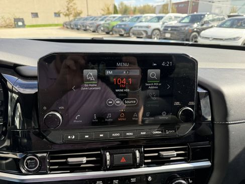 Used 2024 Nissan Pathfinder SL AWD/4WD image 17