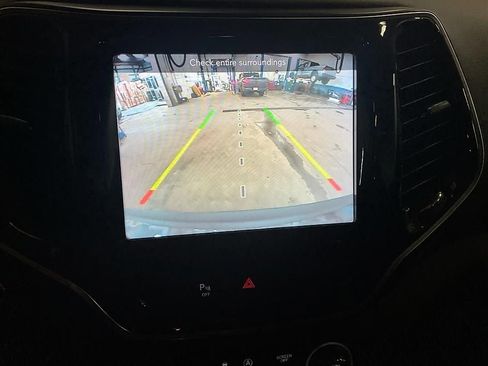 Used 2020 Jeep Cherokee Limited image 23