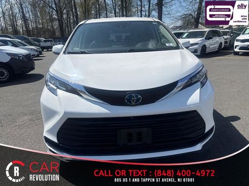 Used 2023 Toyota Sienna LE image 2