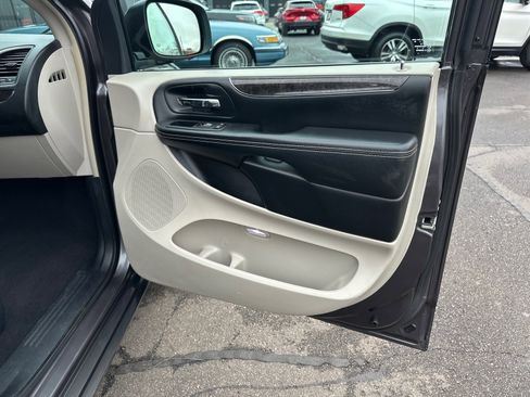 Used 2016 Chrysler Town & Country Touring image 22