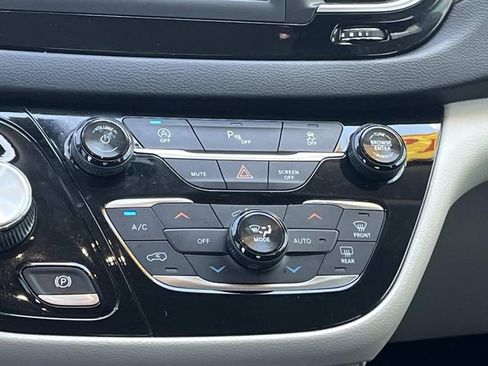 Used 2018 Chrysler Pacifica Touring-L FWD image 17