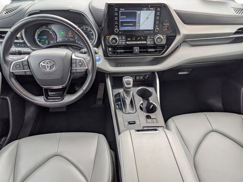 Used 2021 Toyota Highlander XLE image 8