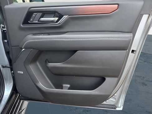 Used 2025 GMC Yukon XL Denali image 9