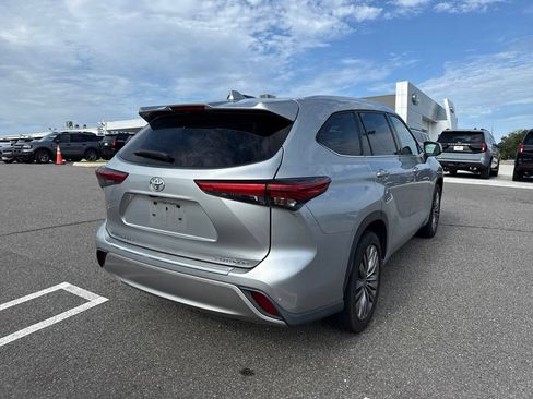 Used 2021 Toyota Highlander Platinum FWD image 2
