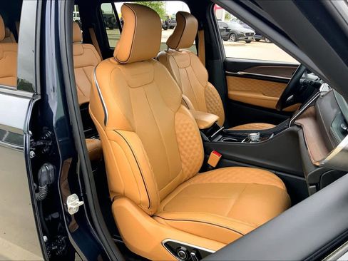 Used 2024 Jeep Grand Cherokee L Summit w/ High Altitude Package AWD/4WD image 9