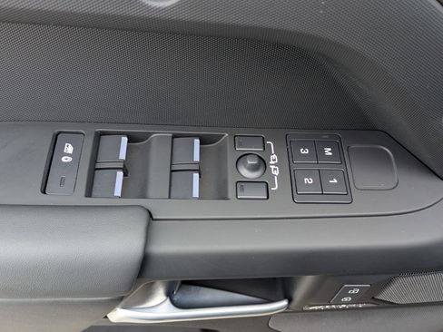 Used 2025 Land Rover Defender 110 X-Dynamic SE image 22