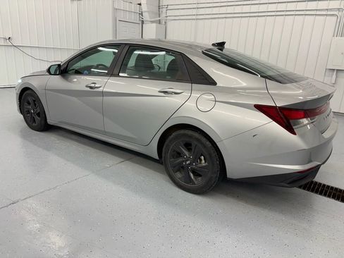 Used 2022 Hyundai Elantra SEL w/ Convenience Package FWD image 3