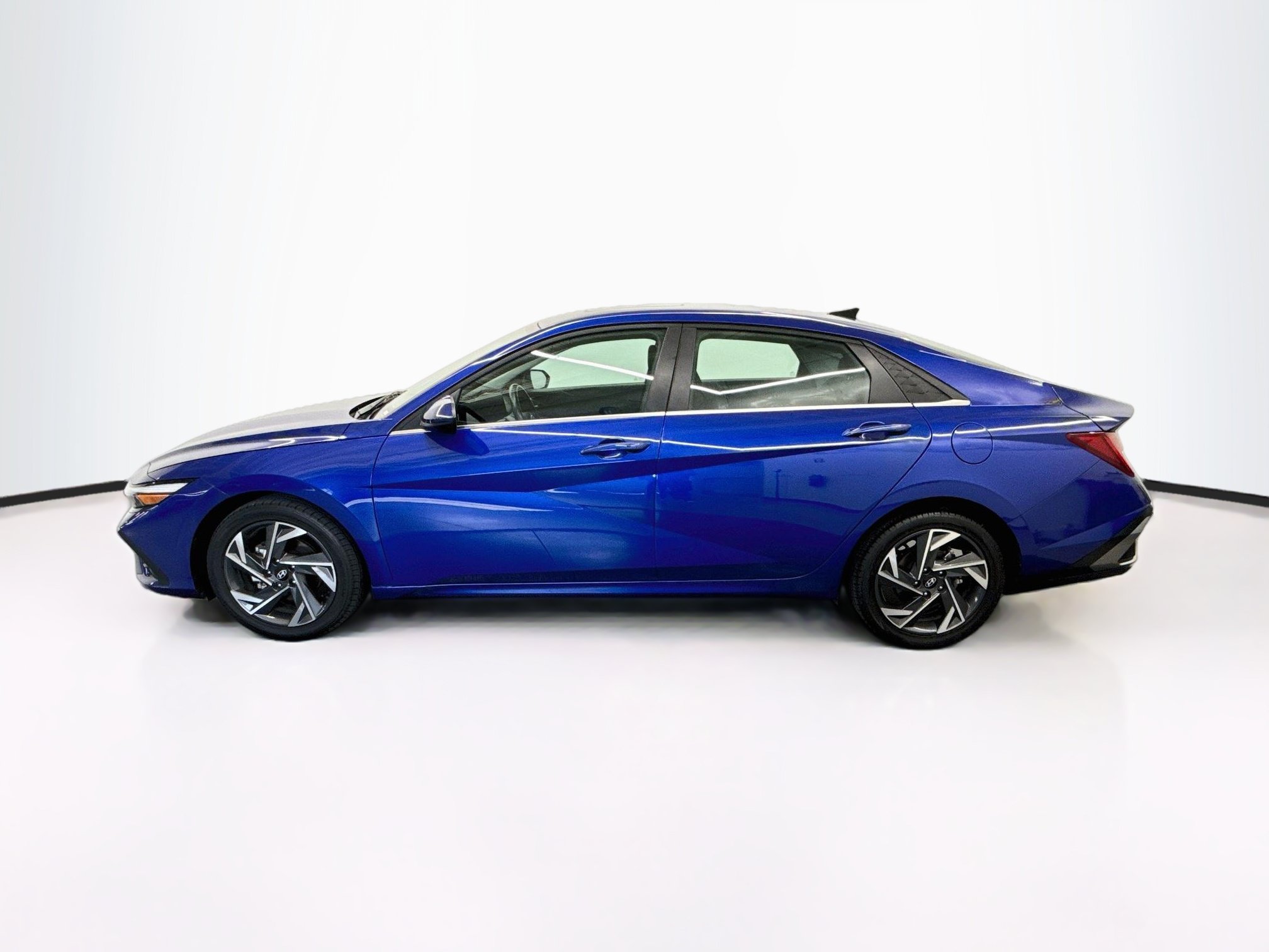 Used 2025 Hyundai Elantra SEL FWD image 4